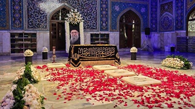 اولین شنبه حضور عزاداران در آرامگاه رهبر شهید در رواق دارالذکر + فیلم